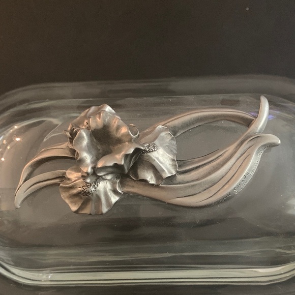 Seagull Pewter-Glass Butter Dish with Silver Floral Design - Picture 2 of 4